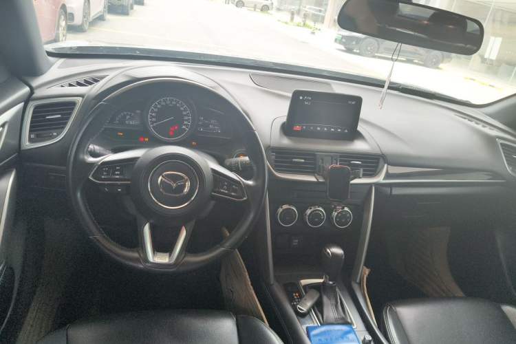 Used Mazda CX-4 2018 2.0L Automatic Two-Wheel Drive Blue Sky Dynamic Version China V Standard Center Console