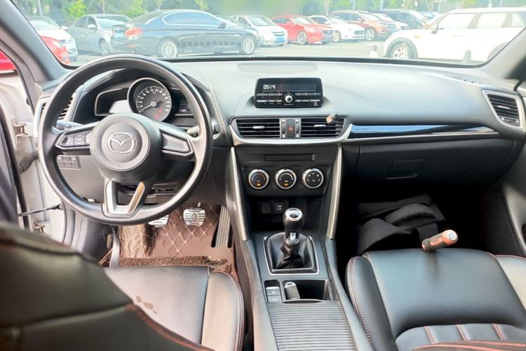 Used Mazda CX-4 2018 2.0L Manual Two-Wheel Drive Blue Sky Dynamic Edition China V Standard Center Console