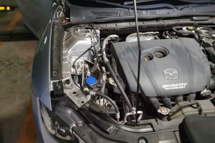 Used Mazda CX-4 2018 2.0L Automatic Two-Wheel Drive Blue Sky Dynamic Version China VI Standard Engine Bay Right