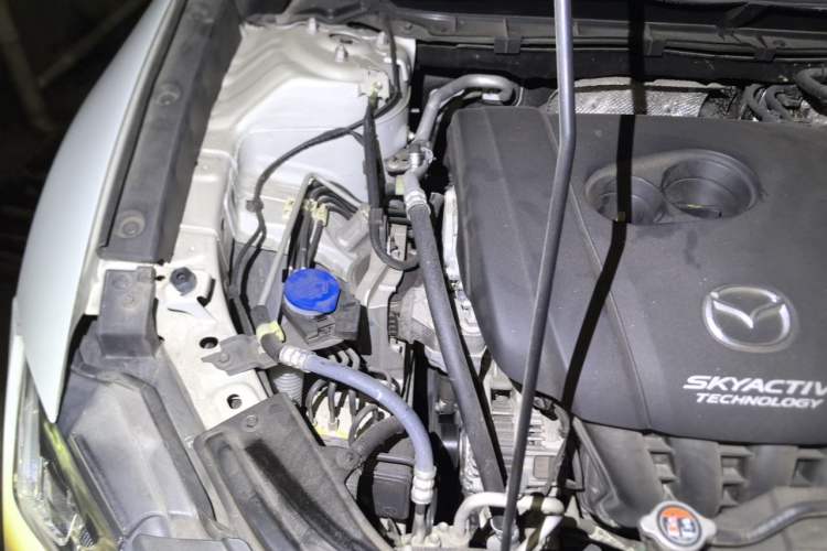 Used Mazda CX-4 2018 2.0L Automatic Two-Wheel Drive Blue Sky Dynamic Version China V Standard Engine Bay Right