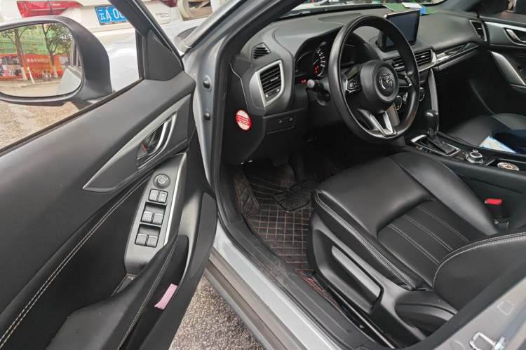 Used Mazda CX-4 2018 2.0L Automatic Two-Wheel Drive Blue Sky Dynamic Version China VI Standard Interior 3