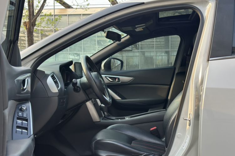 Used Mazda CX-4 2018 2.0L Automatic Two-Wheel Drive Blue Sky Dynamic Version China V Standard Interior 3