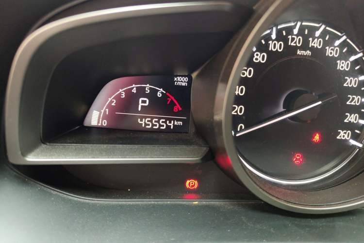 Used Mazda CX-4 2018 2.0L Automatic Two-Wheel Drive Blue Sky Dynamic Version China V Standard Odometer Close Up