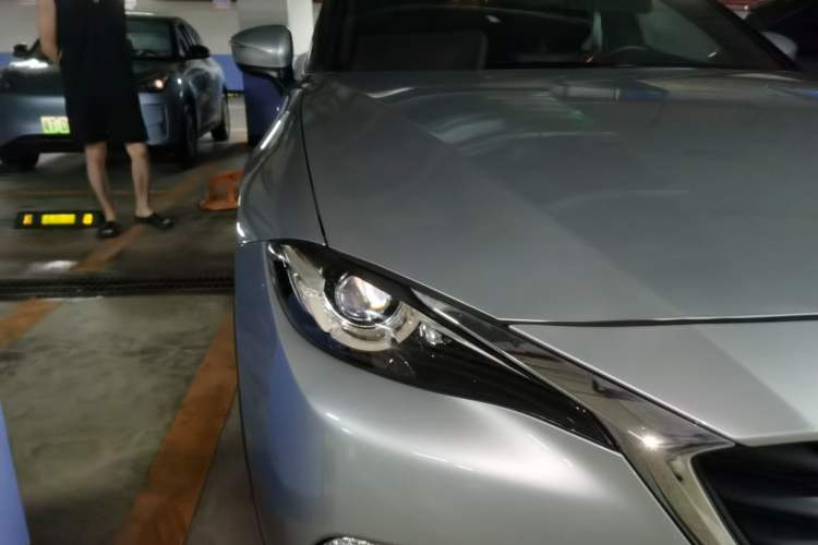 Used Mazda CX-4 2018 2.0L Automatic Two-Wheel Drive Blue Sky Dynamic Version China VI Standard Right Front Headlight