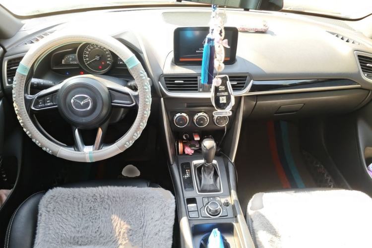 Used Mazda CX-4 2018 2.0L Automatic Two-Wheel Drive Blue Sky Dynamic Version China V Standard Center Console