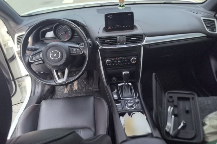 Used Mazda CX-4 2018 2.0L Automatic Two-Wheel Drive Blue Sky Premium Upgrade Version China VI Standard Center Console