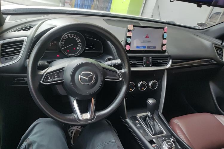 Used Mazda CX-4 2018 2.0L Automatic Two-Wheel Drive Blue Sky Dynamic Version China VI Standard Center Console