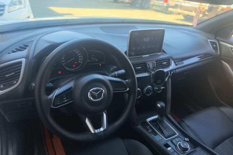 Used Mazda CX-4 2018 2.0L Automatic Two-Wheel Drive Blue Sky Dynamic Version China V Standard Center Console
