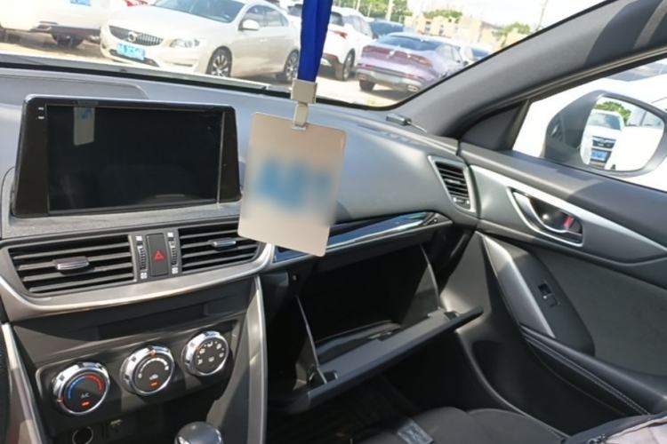 Used Mazda CX-4 2018 2.0L Automatic Two-Wheel Drive Blue Sky Dynamic Version China VI Standard Center Console