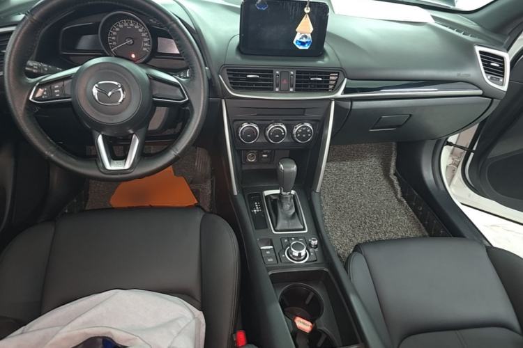 Used Mazda CX-4 2018 2.0L Automatic Two-Wheel Drive Blue Sky Dynamic Version China VI Standard Center Console