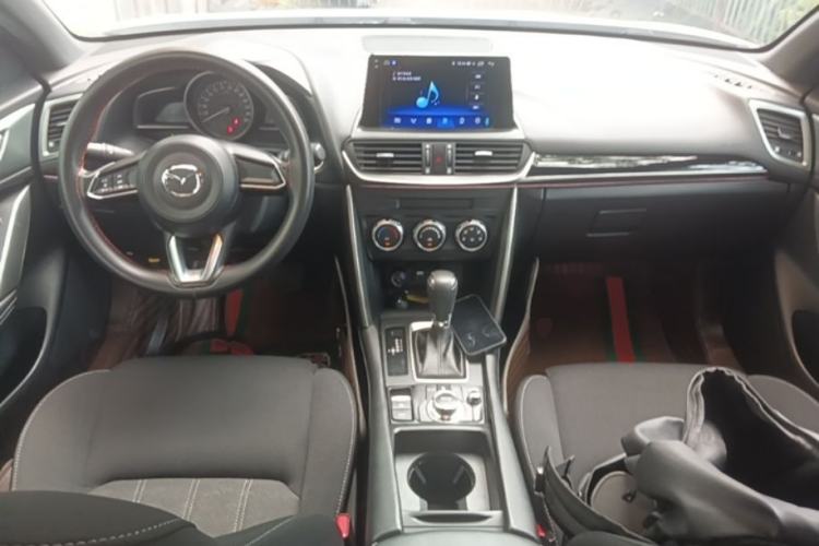 Used Mazda CX-4 2018 2.0L Automatic Two-Wheel Drive Blue Sky Dynamic Version China VI Standard Center Console