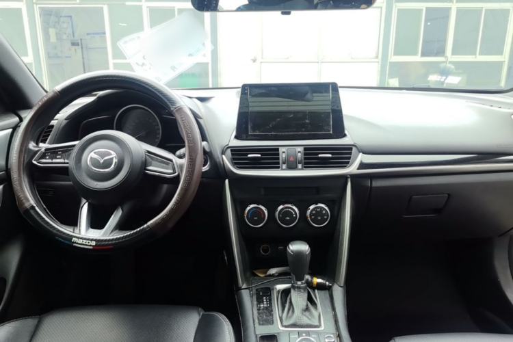 Used Mazda CX-4 2018 2.0L Automatic Two-Wheel Drive Blue Sky Dynamic Version China V Standard Center Console
