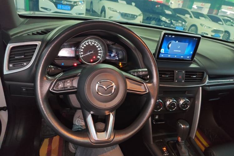 Used Mazda CX-4 2018 2.0L Automatic Two-Wheel Drive Blue Sky Dynamic Version China V Standard Center Console