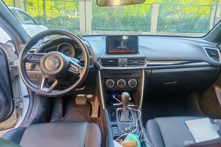 Used Mazda CX-4 2018 2.0L Automatic Two-Wheel Drive Blue Sky Dynamic Version China VI Standard Center Console