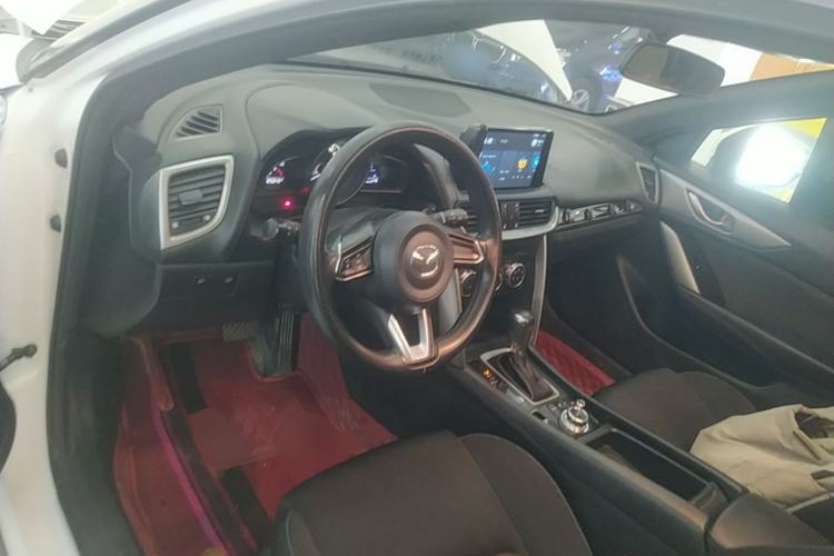 Used Mazda CX-4 2018 2.0L Automatic Two-Wheel Drive Blue Sky Dynamic Version China VI Standard Center Console