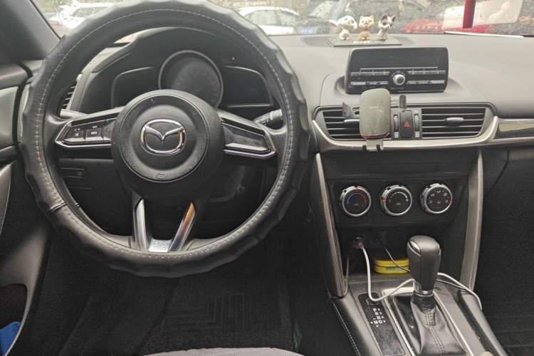 Used Mazda CX-4 2018 2.0L Automatic Two-Wheel Drive Blue Sky Dynamic Version China V Standard Center Console