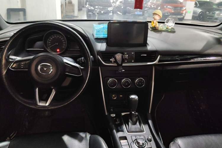 Used Mazda CX-4 2018 2.0L Automatic Two-Wheel Drive Blue Sky Dynamic Version China VI Standard Center Console