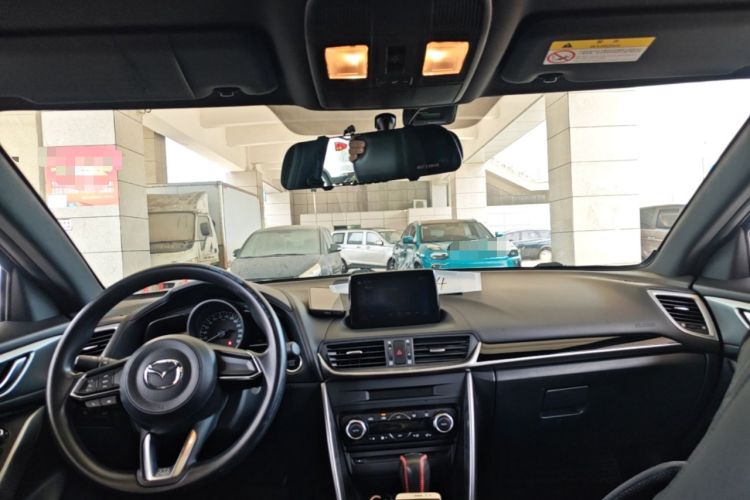 Used Mazda CX-4 2018 2.0L Automatic Two-Wheel Drive Blue Sky Exploration Version China V Standard Center Console