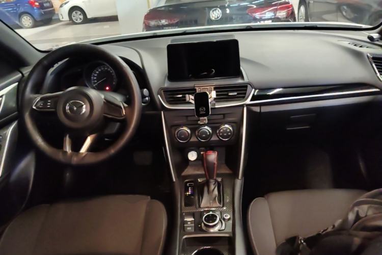 Used Mazda CX-4 2018 2.0L Automatic Two-Wheel Drive Blue Sky Dynamic Version China V Standard Center Console