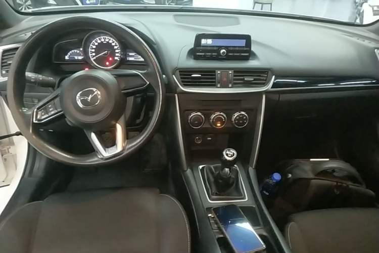 Used Mazda CX-4 2018 2.0L Manual Two-Wheel Drive Blue Sky Dynamic Edition China V Standard Center Console