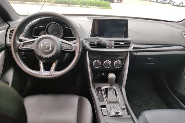 Used Mazda CX-4 2018 2.0L Automatic Two-Wheel Drive Blue Sky Dynamic Version China V Standard Center Console