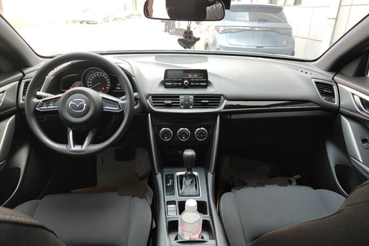 Used Mazda CX-4 2018 2.0L Automatic Two-Wheel Drive Blue Sky Dynamic Version China V Standard Center Console