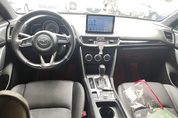 Used Mazda CX-4 2018 2.0L Automatic Two-Wheel Drive Blue Sky Dynamic Version China V Standard Center Console