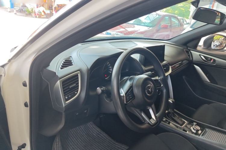 Used Mazda CX-4 2018 2.0L Automatic Two-Wheel Drive Blue Sky Dynamic Version China V Standard Center Console