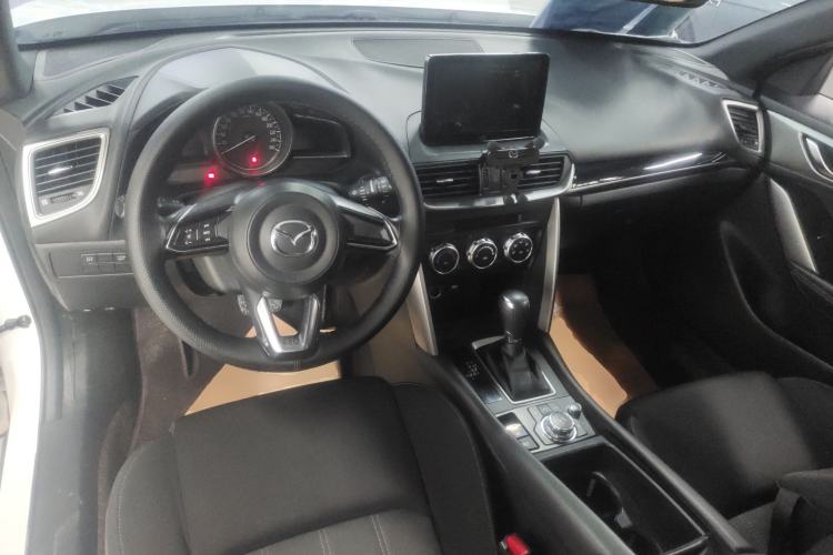 Used Mazda CX-4 2018 2.0L Automatic Two-Wheel Drive Blue Sky Dynamic Version China V Standard Center Console