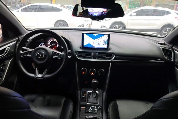 Used Mazda CX-4 2018 2.0L Automatic Two-Wheel Drive Blue Sky Dynamic Version China V Standard Center Console