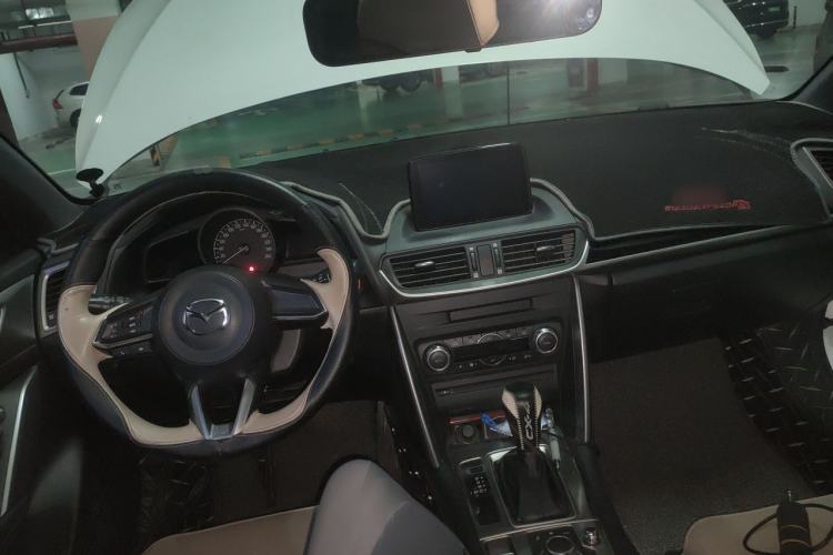 Used Mazda CX-4 2018 2.0L Automatic Two-Wheel Drive Blue Sky Exploration Version China V Standard Center Console