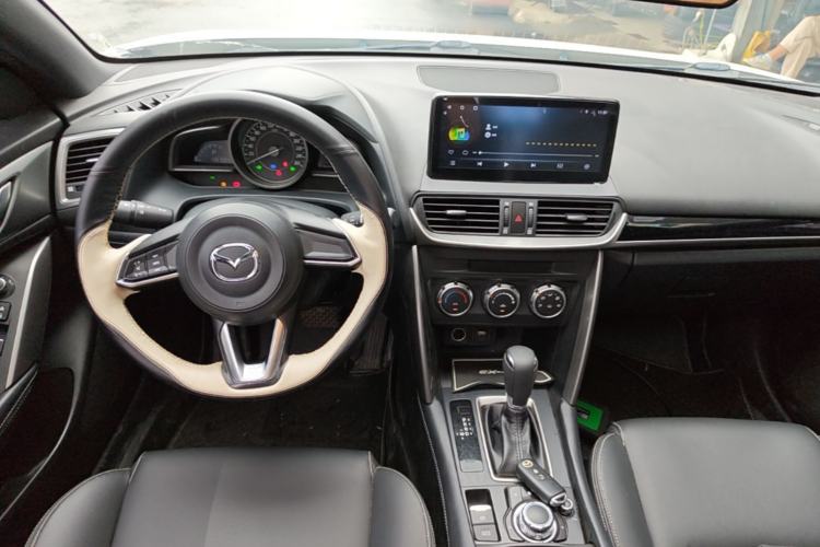Used Mazda CX-4 2018 2.0L Automatic Two-Wheel Drive Blue Sky Dynamic Version China V Standard Center Console