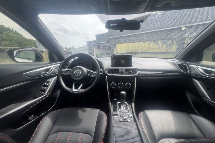 Used Mazda CX-4 2018 2.0L Automatic Two-Wheel Drive Blue Sky Dynamic Version China VI Standard Interior 3