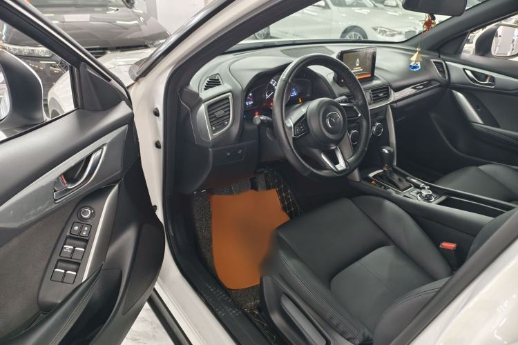 Used Mazda CX-4 2018 2.0L Automatic Two-Wheel Drive Blue Sky Dynamic Version China VI Standard Interior 3