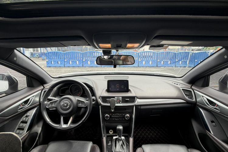 Used Mazda CX-4 2018 2.0L Automatic Two-Wheel Drive Blue Sky Premium Upgrade Version China VI Standard Interior 3