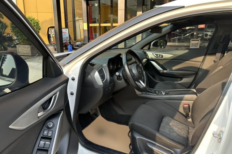 Used Mazda CX-4 2018 2.0L Automatic 2WD Blue Sky Exploration Edition China VI Standard Interior 4