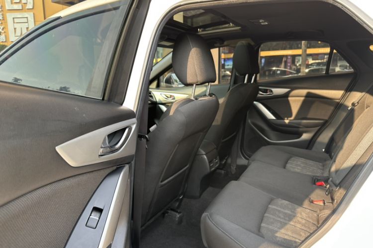 Used Mazda CX-4 2018 2.0L Automatic 2WD Blue Sky Exploration Edition China VI Standard Interior 5