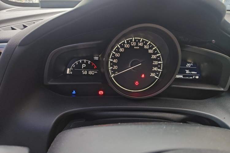 Used Mazda CX-4 2018 2.0L Automatic Two-Wheel Drive Blue Sky Dynamic Version China V Standard Odometer Close Up