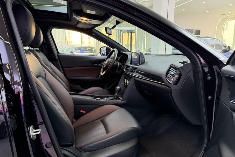 Used Mazda CX-4 2021 2.0L Automatic Two-Wheel Drive Blue Sky Dynamic Edition Interior 4