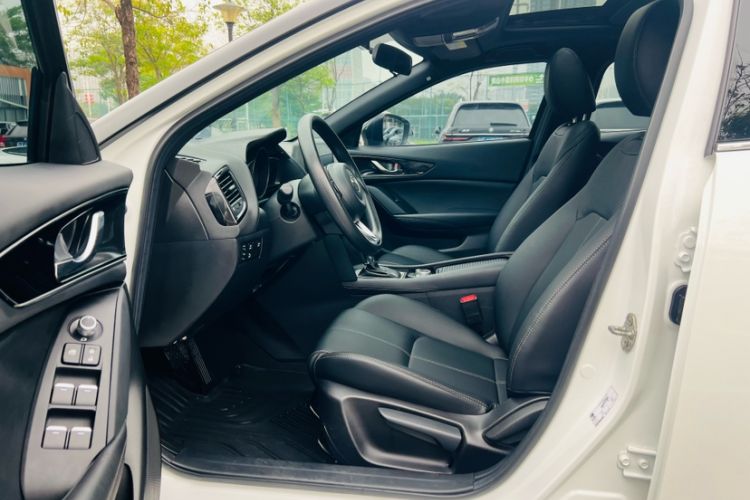Used Mazda CX-4 2021 2.0L Automatic Two-Wheel Drive Blue Sky Dynamic Edition Interior 9