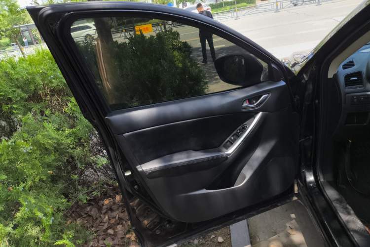 Used Mazda CX-5 2013 2.0L Automatic Two-Wheel Drive Comfort Version Interior 7