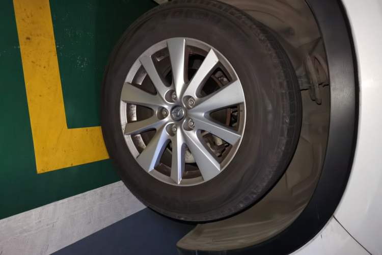 Used Mazda CX-5 2013 2.0L Automatic Two-Wheel Drive Comfort Version Right Front Wheel Hub
