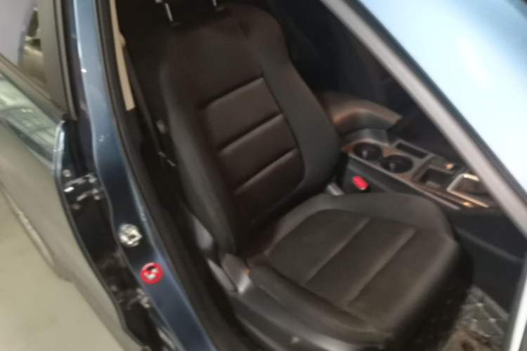 Used Mazda CX-5 2015 2.0L Automatic Two-Wheel Drive Urban Version Right Front Seat