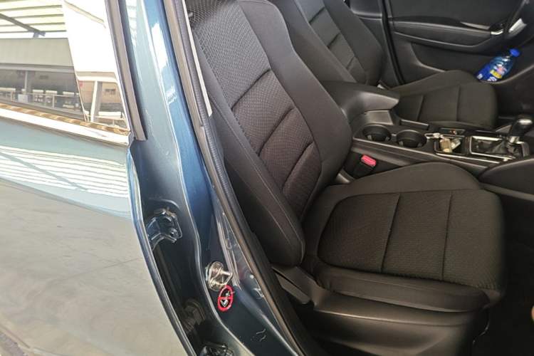 Used Mazda CX-5 2015 2.0L Automatic Two-Wheel Drive Urban Version Right Front Seat