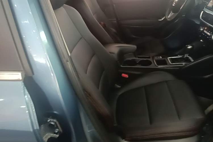 Used Mazda CX-5 2015 2.0L Automatic Two-Wheel Drive Urban Version Right Front Seat