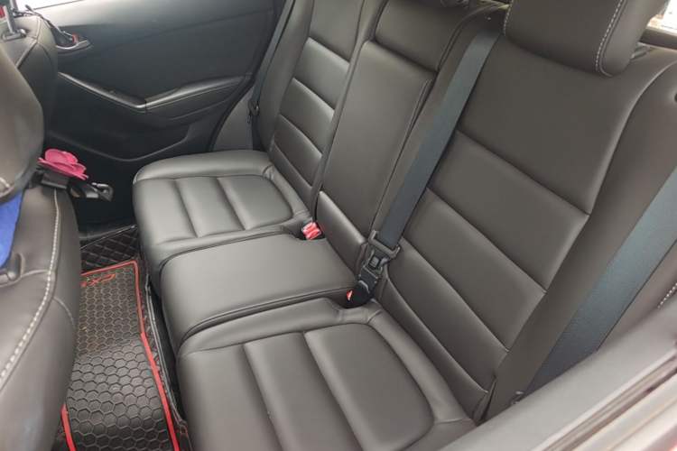 Used Mazda CX-5 2015 2.0L Automatic Two-Wheel Drive Urban Version Left Rear Seat