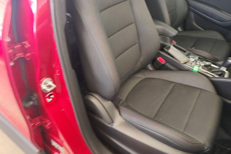 Used Mazda CX-5 2015 2.0L Automatic Two-Wheel Drive Urban Version Right Front Seat