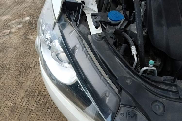 Used Mazda CX-5 2015 2.0L Automatic Two-Wheel Drive Urban Version Engine Bay Right