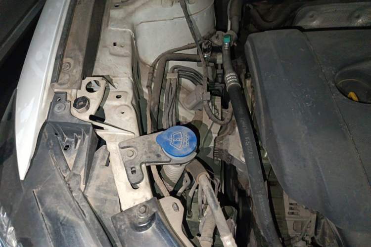 Used Mazda CX-5 2015 2.0L Automatic Two-Wheel Drive Urban Version Engine Bay Right