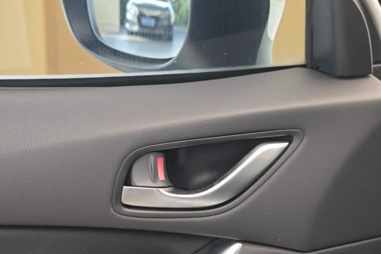 Used Mazda CX-5 2015 2.0L Automatic Two-Wheel Drive Urban Version Interior 8